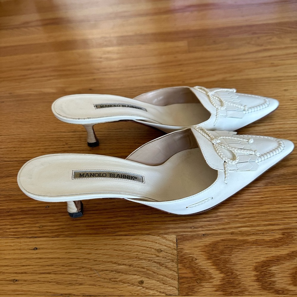 Manolo Blahnik white mule kitten heel pump 39